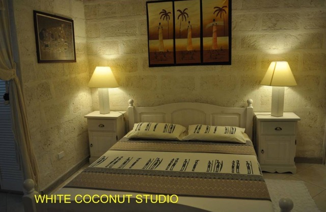 White Coconut Studio at Blue Ocean Cottage in Silver Sands
