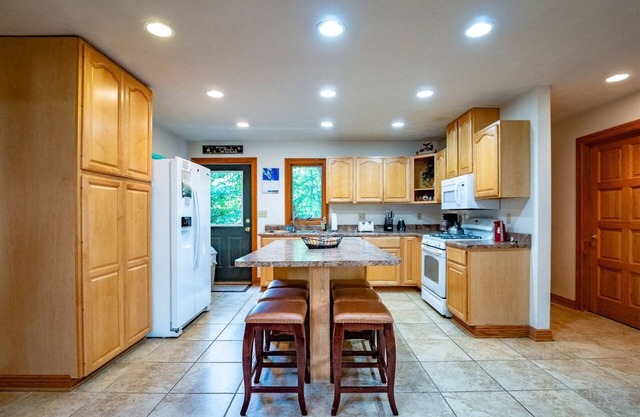 White Diamond - 15 Brookside Road White Diamond - Walk-to-Slopes at Timberline Mountain, Pet Friendly