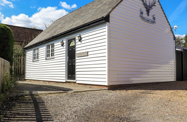 WHITE HART STABLES, pet friendly, with a garden in Catsfield