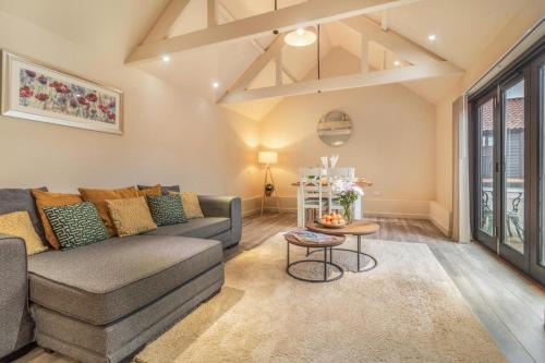 White House Lodges - Tawny