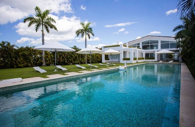WHITE HOUSE LUXURY HOSPITALITY