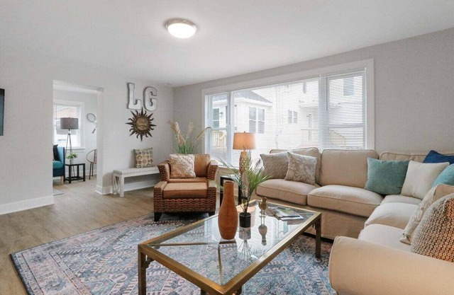 White House on Wisconsin-Carriage House |Renovated Colonial Revival |Steps to Main St |Parking for 2