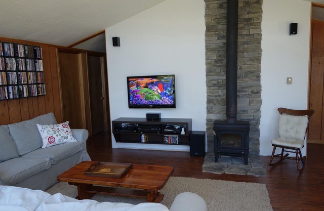 White Lake Cottage - Kawarthas waterfront cottage with large, private frontage