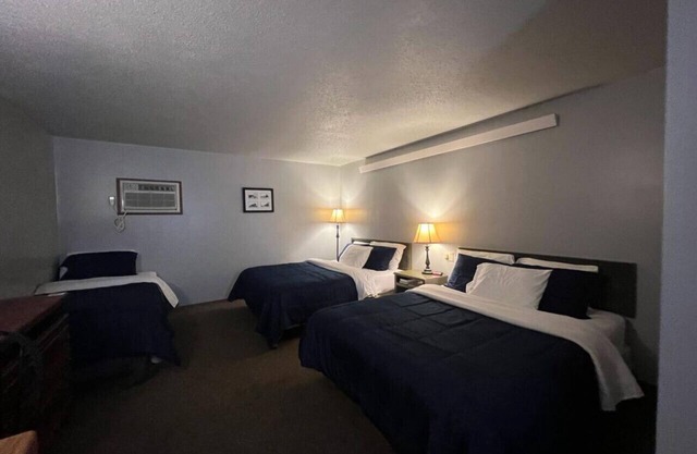 White Lake Lodge - Family Room - Room 1 - Sleeps 5