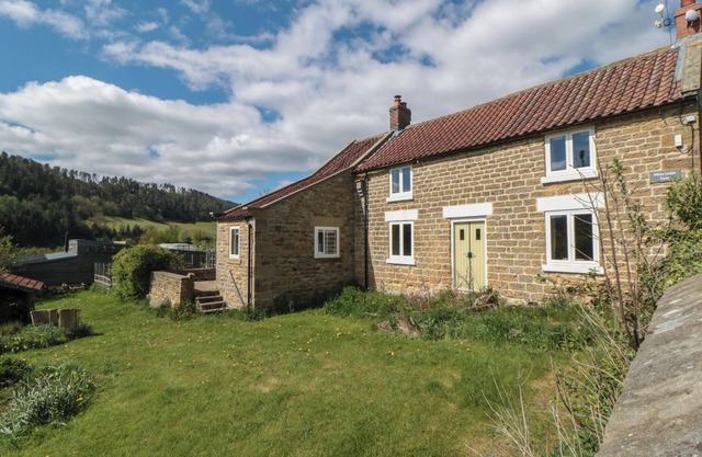 WHITE LODGE COTTAGE, family friendly, with hot tub in Scalby