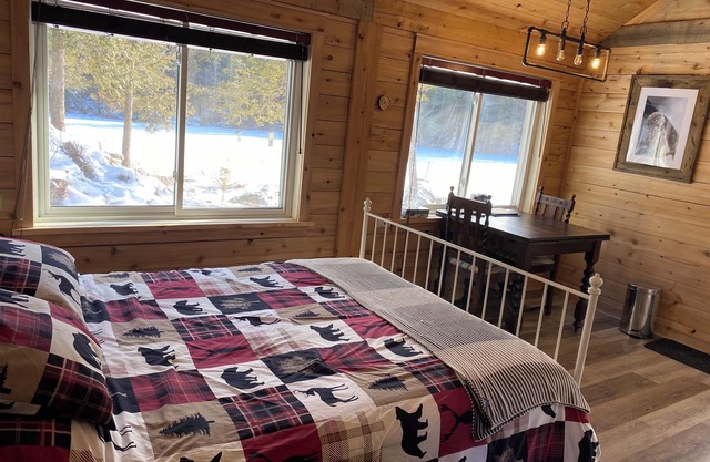 White Pine Acres Cozy couples cabin in lanark private on a large pond & pines
