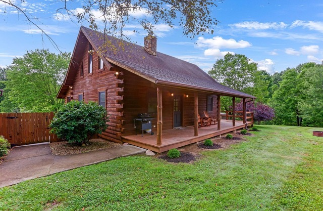 White Pine - Cozy Cabin with Relaxing Hot Tub!