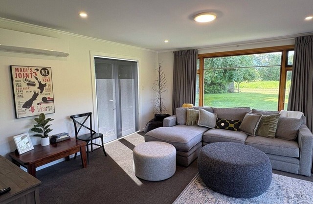 White Rock Escape! 3-bedroom house with sleepout, Warm & Cozy, Quiet & Private.