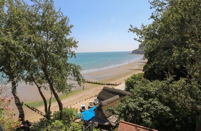 WHITE SAND, family friendly, character holiday cottage in Sandown