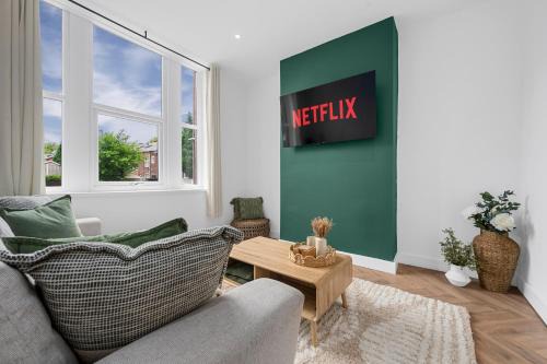 Whitefield 2BR Retreat, Free Parking & WiFi, Near Manchester