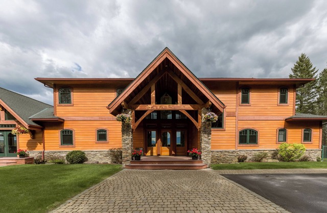 WHITEFISH Large Luxury home, near GNP, near Downtown Whitefish