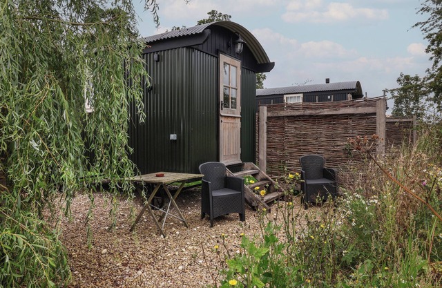 WHITEHEDGE, pet friendly, with a garden in Pocklington