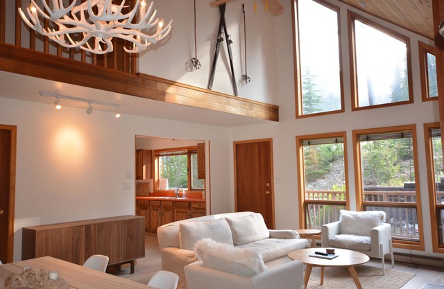 Whitetail Lodge! Renovated 6 Bed, 3 bath Ski In @ Apex Mountain with Sauna. ⛷🎿