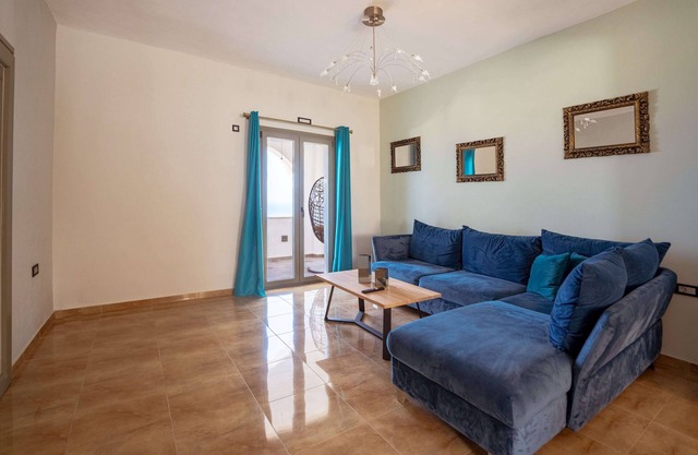 Whole appartment with 3 bedrooms in Vourvoulos-10mins away from Fira by driving!