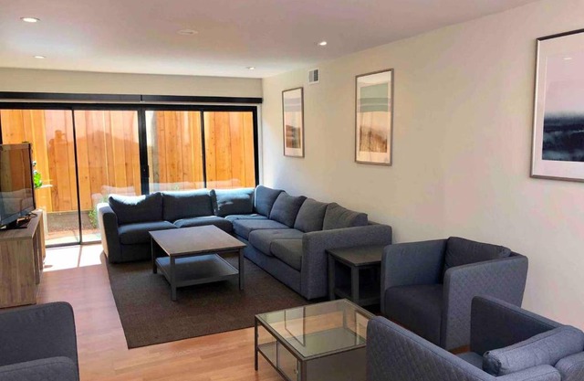 Whole bright house 6BR 2BA Wifi Parking SFO 8 min