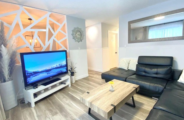 WHOLE DUPLEX! 6-bedrooms located near River Valley 10173