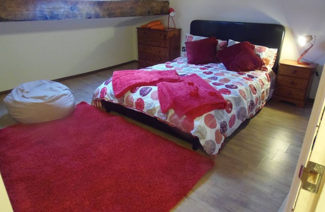 Whole house - 2 bedrooms, lounge kitchen bathroom, front garden