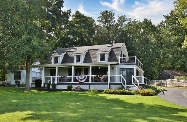 Whole House, Scenic Post and Beam Home Overlooking Canandaigua Lake! Sleeps 10