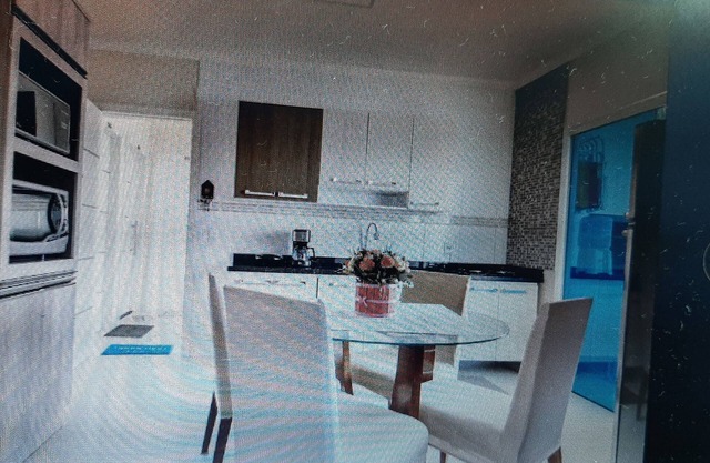 Wi-Fi, 2 covered garages, hot and cold air. Home Office.EVERYTHING here.