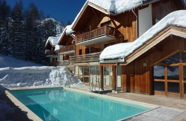 Wifi, ski-in/ski-out & foot of the slopes, fitness, swimming pool, terrace, parking, tv, ski locker