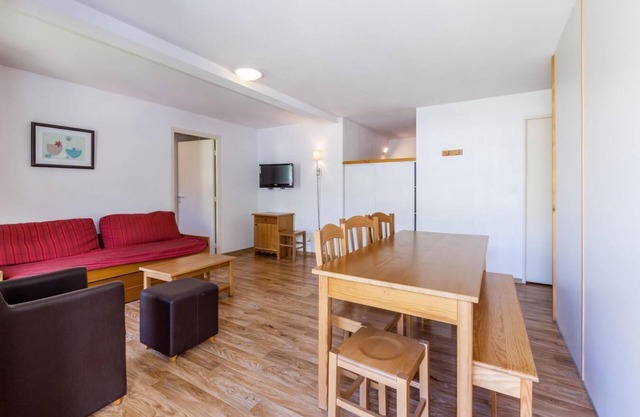 Wifi, ski-in/ski-out & foot of the slopes, fitness, swimming pool, sauna, hammam, balcony, tv