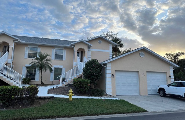 Wiggins Lakes - Fully Renovated 2-bedroom lakefront condo close to beaches