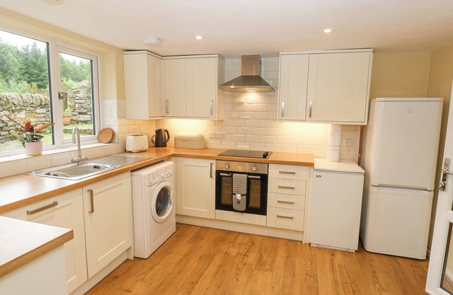 WIGTWIZZLE COTTAGE, pet friendly, with open fire in Stocksbridge