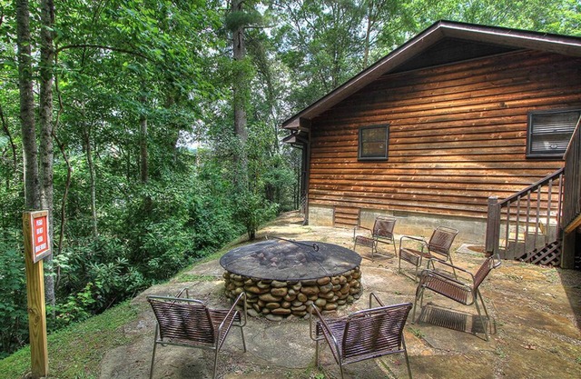 Wildflower Haven: Beautiful Secluded Cabin in Gatlinburg, Just Minutes from Downtown Gatlinburg.