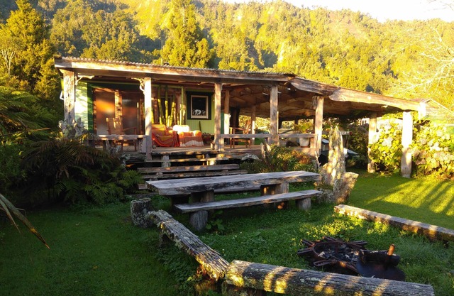 Wildside Lodge (romantic off-grid cabin)