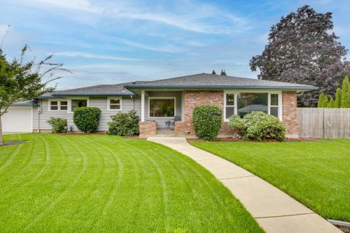 Willamette Valley Family Home with Fenced Yard