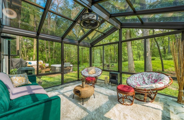 Williams Bay beach cottage with hot tub on 2-acres