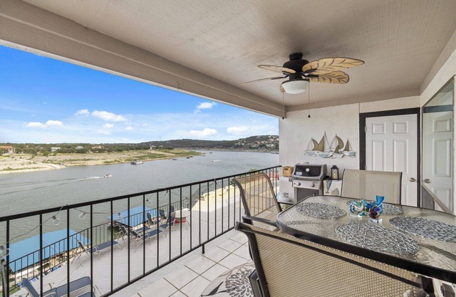 "Willie Chillin" Lakefront 3/2 W/two upper decks!