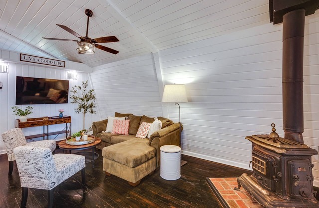 Willis Vacation Rental ~ 2 Mi to Lake Conroe!
