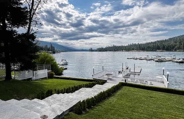 Willow Cove Retreat at Bass Lake, Near Yosemite National Park
