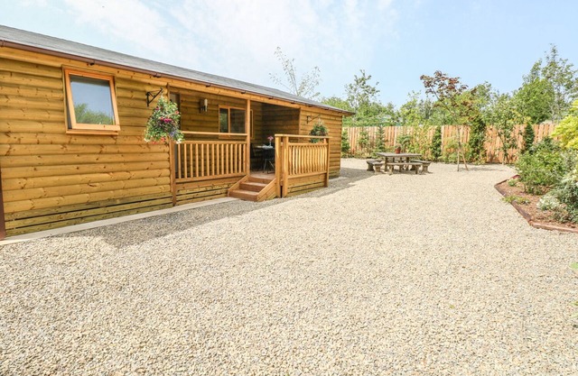 WILLOW LODGE, pet friendly, character holiday cottage in St Florence