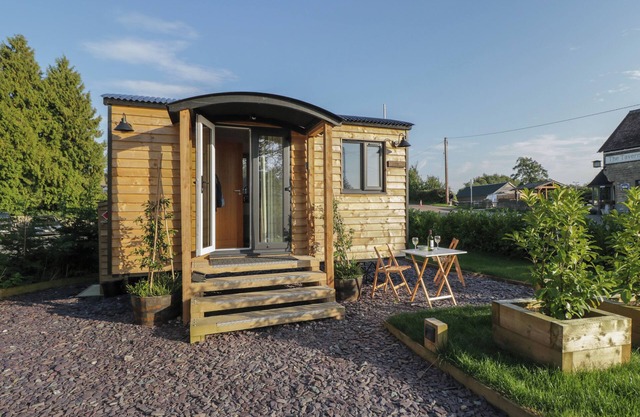 WILLOW, pet friendly, with a garden in Kemble