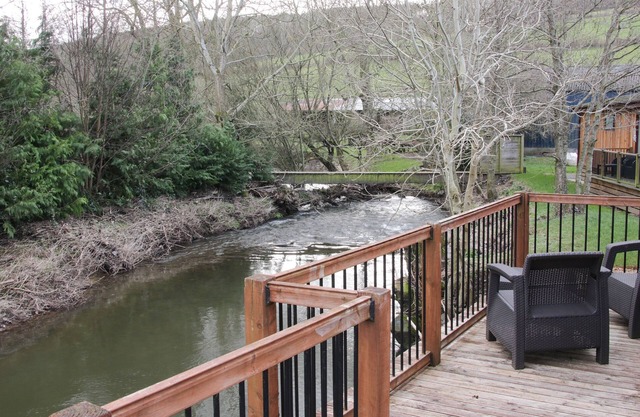 WILLOW RIVER LODGE, with hot tub in Clun