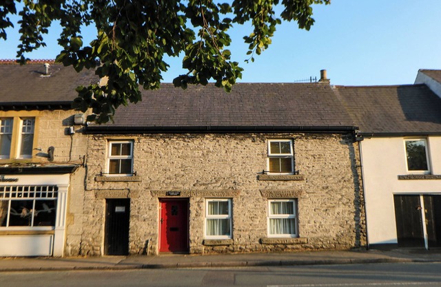 WILSON EYRE COTTAGE, with a garden in Castleton, Peak District
