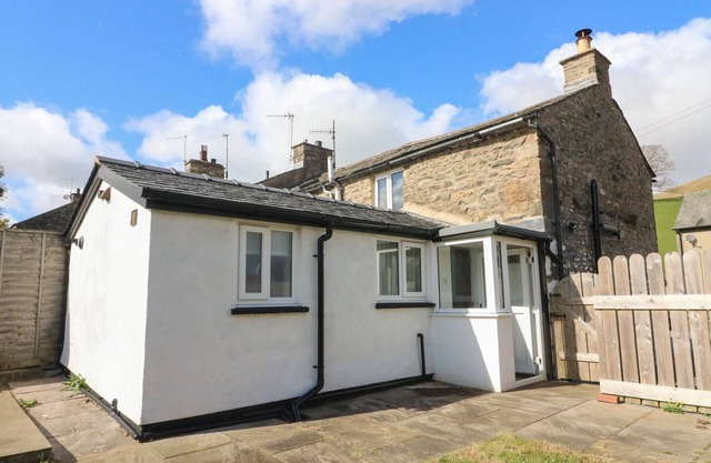 WINDER FELL VIEW, with open fire in Sedbergh