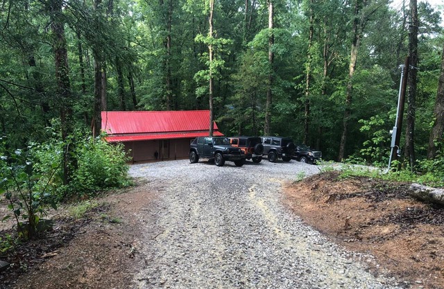 WINDROCK CABIN THAT IS 5 MINUTES AWAY FROM GENERAL STORE AND TRAIL HEADS BEAUTY!