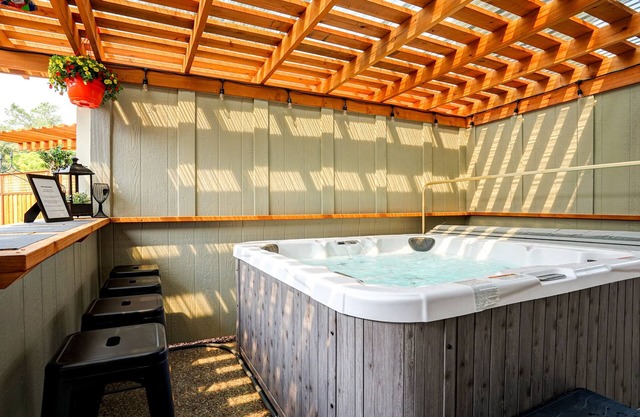 Windsor home on golf course w/hot tub