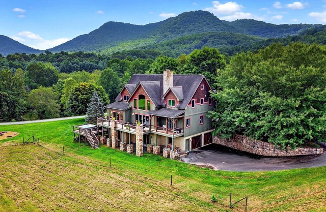 Windy Path Farm | Animals, Hot Tub, Game Room + Breathtaking VIEWS!