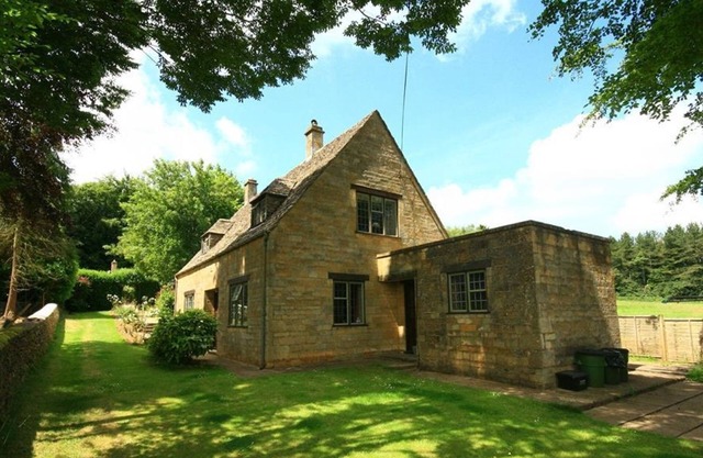 WINDY RIDGE COTTAGE, pet friendly, with open fire in Longborough