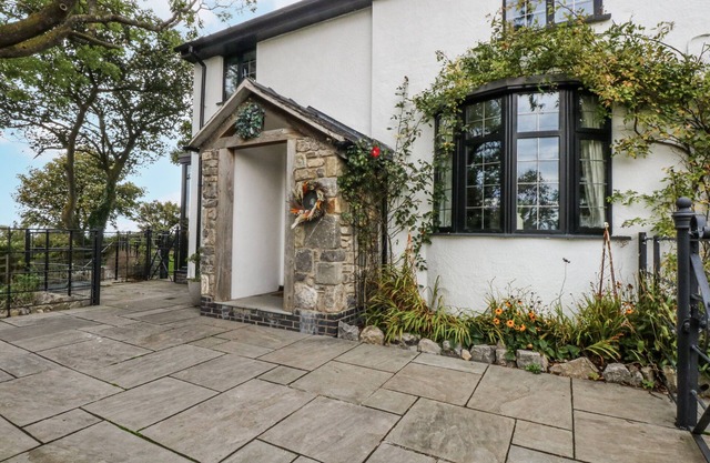 WINDYRIDGE, pet friendly, character holiday cottage in Prestatyn