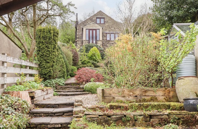 WINDYWAYS, family friendly, character holiday cottage in Haworth