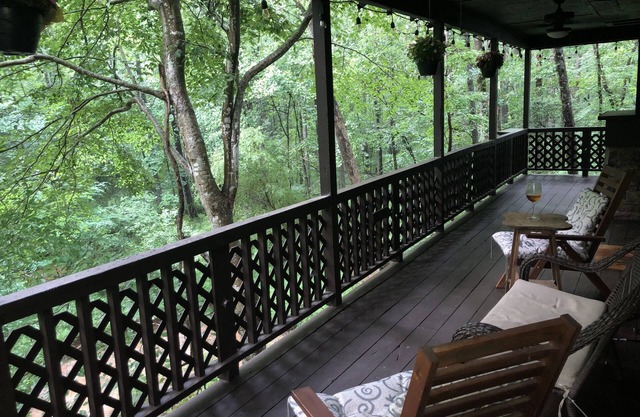 Wine Country Cabin nestled in the the Georgia Mountains of Dahlonega