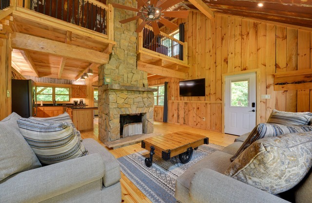 Wine Country Cottage w/Fire Pit in Olin!