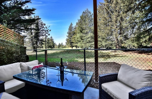 Wine Country Townhouse with Golf Course View!