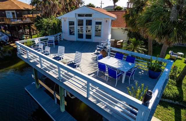 WINE TIME COZY URBAN EFFICIENCY SLEEPS 6