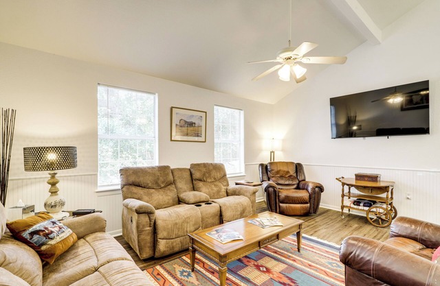 Wine Tours & Antiquing: Townhome Near Dtwn Brenham